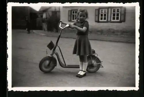 Fotografie kleines Mädchen mit Tretroller, Roller