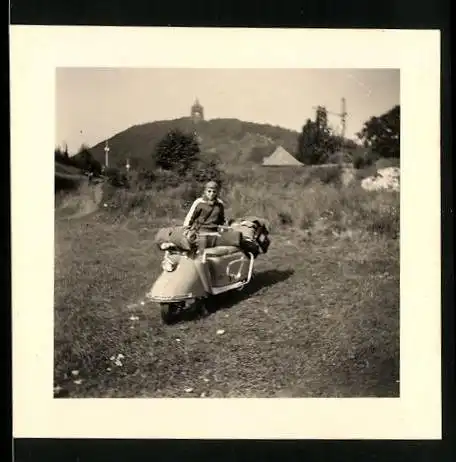 Fotografie Motorrad Glas Goggo, Motorroller mit Gepäck beladen