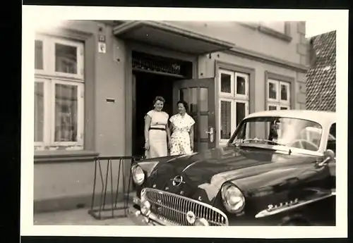 Fotografie Dobers, Hamburg, Auto Opel Rekord, Damen nebst PKW