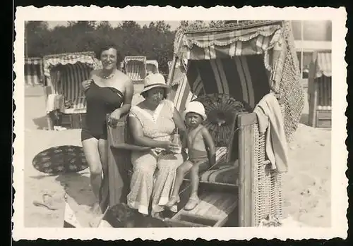 Fotografie Bademode, Hausfrauen im Badeanzug mit Kleinkind am Strandkorb im Strandbad