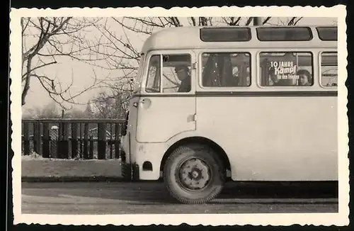 Fotografie DLB, Dresden, Bus - Omnibus mit Propaganda 10 Jahre Kampf für den Frieden