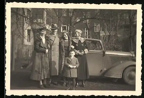 Fotografie Auto Opel 6, stolze Familie nebst PKW