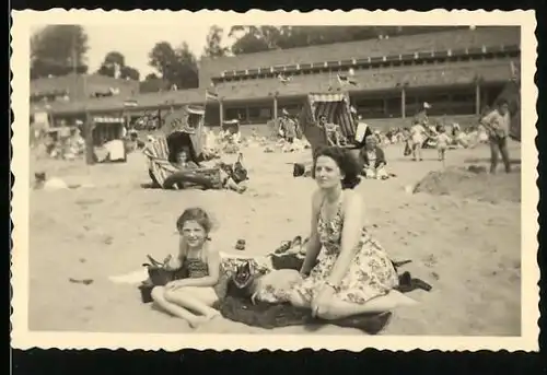 Fotografie unbekannter Fotograf, Ansicht Berlin, Mutter & Tochter im Strandbad Wannsee