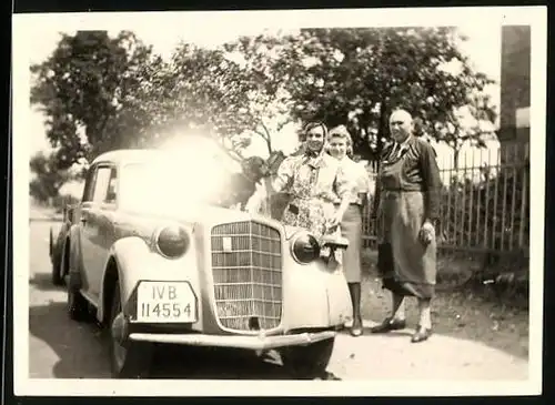 Fotografie Auto Opel 6, stolze Familie nebst PKW