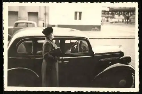 Fotografie Auto Opel, Dame nebst PKW