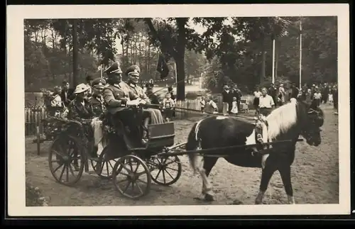 Fotografie Soldaten der Reichswehr während einer Kutschfahrt bei einem Volksfest
