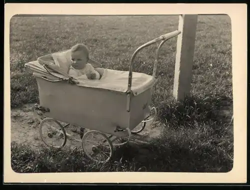 Fotografie Baby im Kinderwagen sitzend