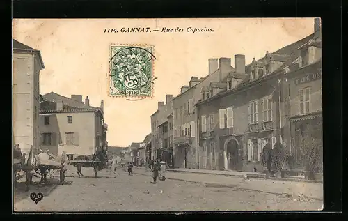 AK Gannat, Rue des Capucins, passants, un fiacre