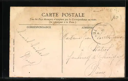 AK Gannat, Rue des Capucins, passants, un fiacre