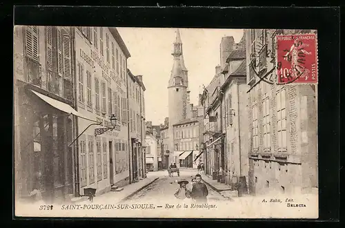 AK Saint-Pourcain-sur-Sioule, Rue de la Republique mit Kindern