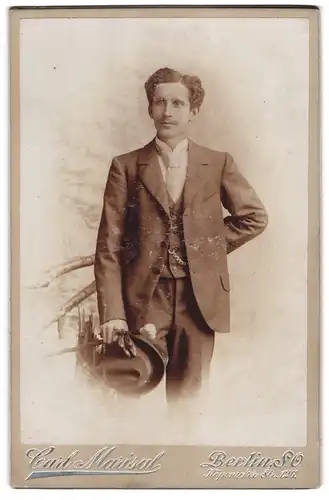 Fotografie Carl Marisal, Berlin, Köpenickerstr. 126, Junger Herr im Anzug mit Krawatte