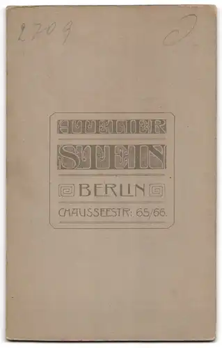 Fotografie Atelier Stein, Berlin, Chausseestr. 65-66, Elegant gekleideter Herr lehnt am Stuhl