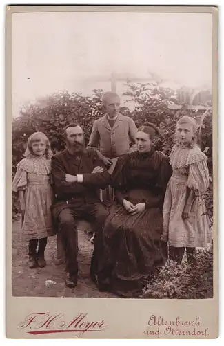 Fotografie F. H. Meyer, Altenbruch, Bürgerliches Paar mit drei Kindern