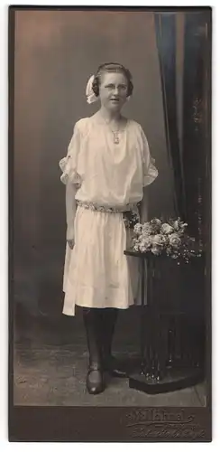 Fotografie M. Hähnel, Jahnsdorf i. Erzgb., Junge Dame im weissen Kleid