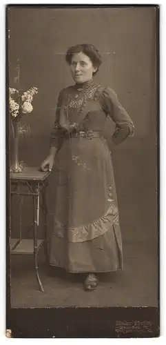 Fotografie Franz Ehrlich, Dresden-N., Königsbrückerstr. 105, Bürgerliche Dame im Kleid
