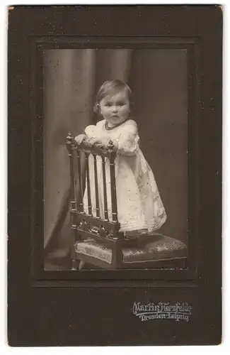 Fotografie Martin Herzfeld, Dresden, Pragerstr. 7, Kleines Kind im hübschen Kleid