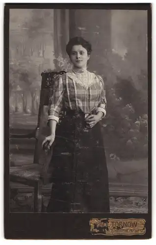 Fotografie Paul Tornow, Ober-Schöneweide, Wilhelminenhofstr. 82 A, Junge Dame in karierter Bluse und Rock