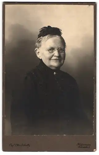 Fotografie Carl Otto Schultz, Holzminden, Bahnhofstr. 2, Ältere Dame mit Haube und Brille