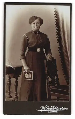 Fotografie Wilh. Schroers, Lehrte, Dame in schwarzem Kleid mit Buch