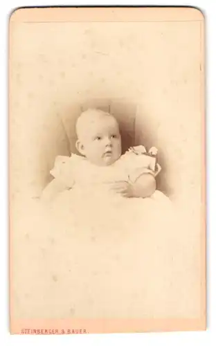 Fotografie Steinberger & Bauer, Frankfurt a. M., Junghofstrasse 10, Niedliches Baby in weissem Kleid