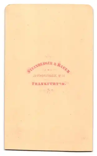 Fotografie Steinberger & Bauer, Frankfurt a. M., Junghofstrasse 10, Niedliches Baby in weissem Kleid