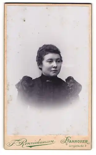 Fotografie F. Renziehausen, Hannover, Langelaube 2, Junge Dame in schwarzem Kleid mit Puffärmeln