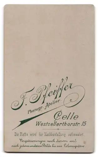 Fotografie F. Pfeiffer, Celle, Westcellerthorstr. 15, Junge Dame im schwarzen Kleid mit Brosche und Buch