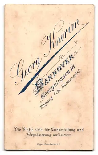 Fotografie Georg Knirim, Hannover Georgstr. 18, Junges Kind in weissem Kleid mit Brosche