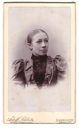 Fotografie Adolf Schlutz, Hannover, Volgersweg 18, Junge Frau im dunklen Kleid mit Puffärmeln