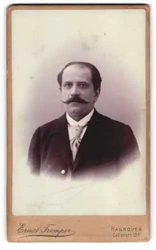 Fotografie Ernst Tremper, Hannover, Cellerstr. 19a, Herr mit hoher Stirn und Schnurrbart im Anzug