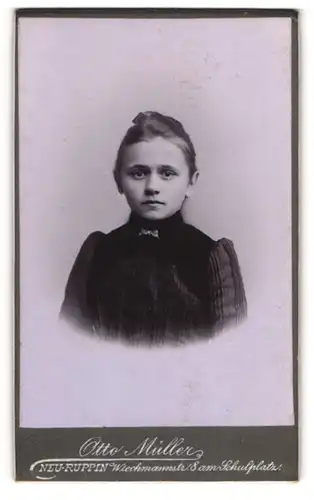 Fotografie Otto Müller, Neu-Ruppin, Wiechmannstr. 8, Junges Mädchen im schwarzen Samtkleid