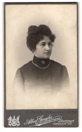 Fotografie Albert Gaugler, Stuttgart, Calwerstr. 58, Junge Dame im dunklen Kleid mit Kette und Brosche