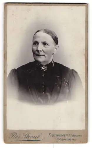 Fotografie Pius Straub, Furtwangen i. Schwarzw., Rabenstrasse, Ältere Dame in schwarzem Kleid mit schöner Brosche