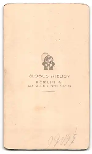 Fotografie Globus Atelier, Berlin, Leipziger Str. 132, Junger Bursche mit dunklem Haar und weisser Fliege