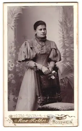 Fotografie Max Rother, Rosswein, Mittelstr. 488, Junge Dame in Kleid mit breiten Puffärmeln und Perlenkette