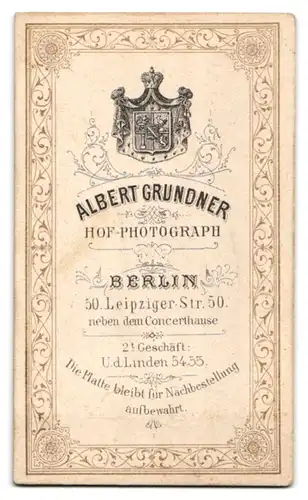 Fotografie Albert Grundner, Berlin, Leipziger Str. 50, Älterer Herr mit Schnurrbart im dunklen Anzug