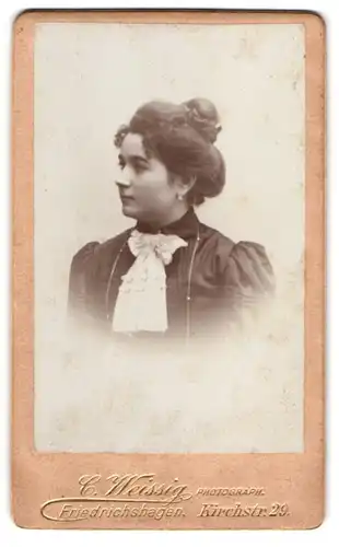 Fotografie C. Weissig, Friedrichshagen, Kirchstr. 29, Schöne junge Dame im schwarzen Kleid im Profil