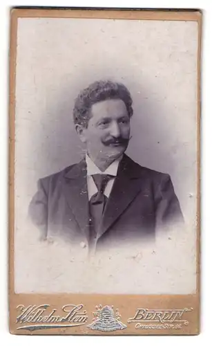 Fotografie Wilhelm Stein, Berlin, Chaussee Str. 66, Herr mit gezwirbeltem Schnurrbar und breiter Krawatte