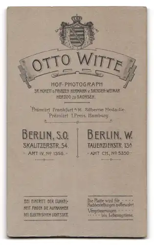 Fotografie Otto Witte, Berlin, Skalitzerstr. 54, Junge Frau in weissem Kleid mit Hochsteckfrisur und Halskette