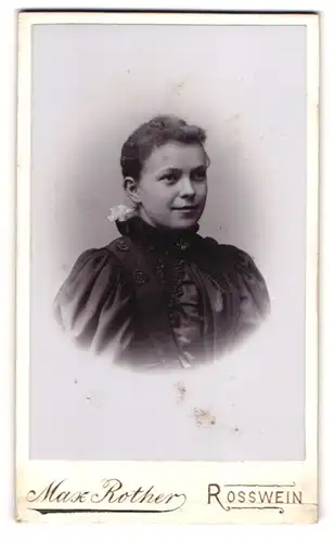 Fotografie Max Rother, Rosswein, Mittelstr. 488, Junge Frau in schwarzem Kleid mit breiten Puffärmeln