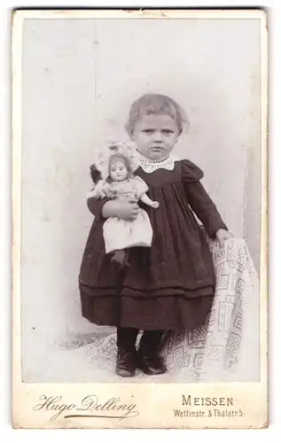 Fotografie Hugo Delling, Meissen, junges Mädchen mit Puppe im Arm