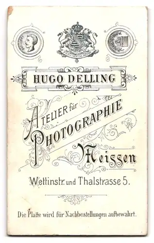 Fotografie Hugo Delling, Meissen, junges Mädchen mit Puppe im Arm