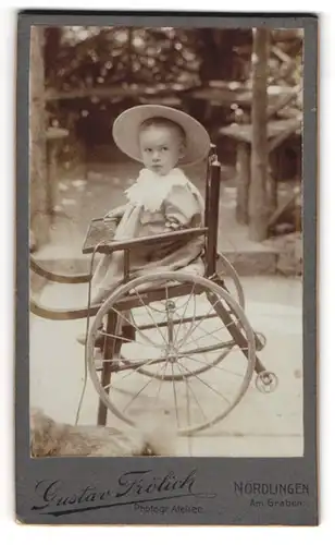 Fotografie Gustav Frölich, Nördlingen, Kleinkind im Kinderwagen sitzend