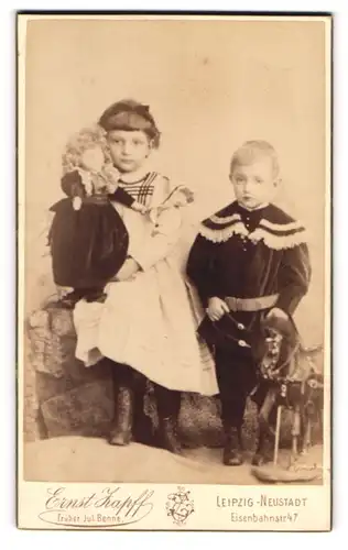 Fotografie Ernst Zapff, Leipzig, zwei niedliche Kinder mit grosser Puppe und Spielzeug Pferd
