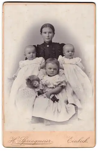 Fotografie H. Springmeier, Einbeck, grosse Schwester mit ihren drei Geschwistern und Puppe im Arm