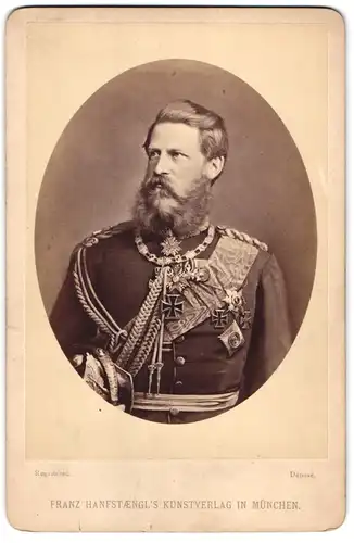 Fotografie Franz Hanfstaengl, München, Portrait Kaiser Friedrich III. in Uniform mit Orden, Eisernes Kreuz