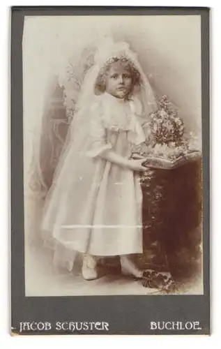 Fotografie Jacob Schuster, Buchloe, junges Mädchen als Primizbraut im Kleid trägt die Primizkrone