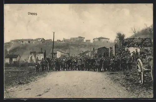 AK Cheppy, Gruppenbild der Soldaten mit der Ortschaft im Hintergrund