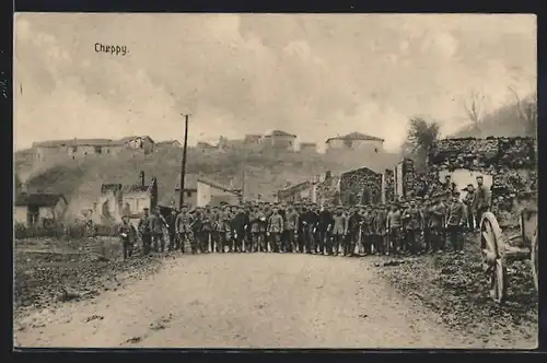 AK Cheppy, Gruppenbild der Soldaten mit der Ortschaft im Hintergrund