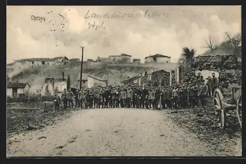 AK Cheppy, Gruppenbild der Soldaten mit der Ortschaft im Hintergrund